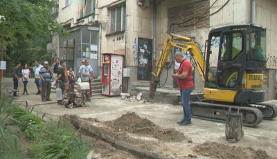 Жители на русенски блок протестират заради проблемен строеж, подкопаващ сградата
