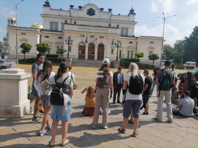 Граждани излязоха пред Народното събрание в подкрепа на Никола Минчев