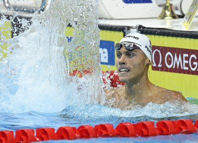 17 годишният румънски плувец Давид Поповичи спечели титлана на 200 метра