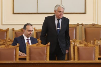 Министрите Заков и Рашков ще бъдат изслушани в НС заради самолета нарушител, кацнал в Търговище
