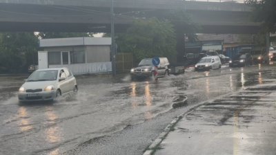 Силна буря се разрази в Бургас този следобед Дъждът който