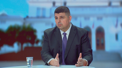 Срам за българския парламент за политическия елит е случващото се