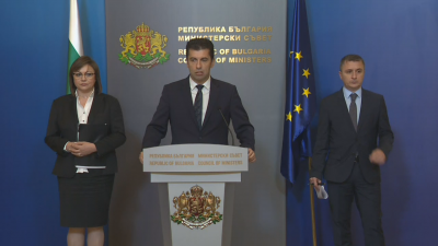 Премиерът Кирил Петков заедно с министърана икономиката Корнелия Нинова и