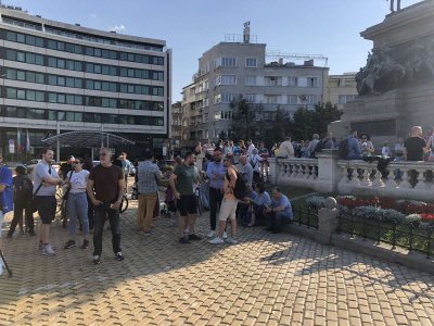 Граждани се събраха пред НС в подкрепа на кабинета "Петков"