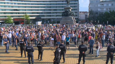 Граждани излязоха на протест пред парламента в подкрепа на Никола