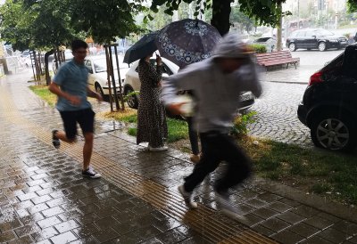 Силна буря в столицата тази сутрин Пороен дъжд придружен от