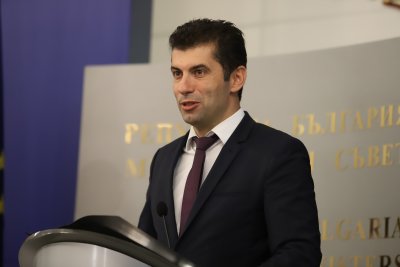 Премиерът Кирил Петков внася оставката на правителството след като депутатите