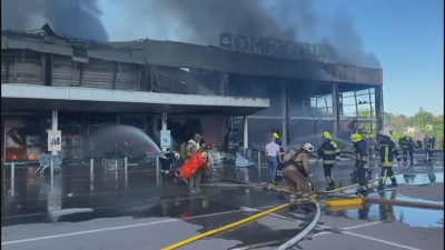 Руски ракетен удар порази търговски център в град Кременчуг в