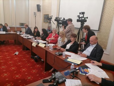 Скандал в бюджетната комисия след като опозицията предложи увеличаване на