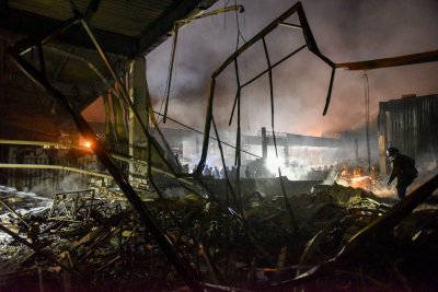 Най-малко 16 са жертвите на ракетния удар срещу мол в украинския град Кременчук