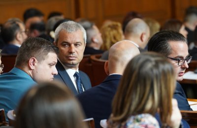 Остри реакции в парламента след изгонването на 70 руски дипломати
