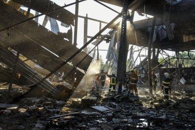 Увеличават се жертвите на ракетните удари срещу търговски център в Кременчук
