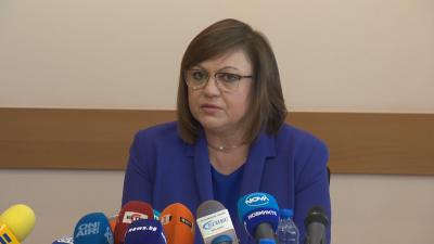 Вицепремиерът и министър на икономиката и индустрията Корнелия Нинова дава