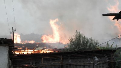 Мълния е подпалила банциг в кюстендилското с Илия снощи съобщават