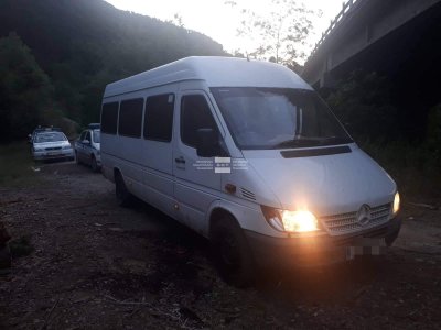 Шофьор на микробус превозвал 37 нелегални мигранти е задържан в