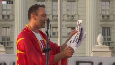 Подпалвачът от Битоля изгори плакати на Договора със Скопие и френското предложение