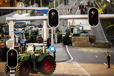 Нидерландски фермери блокираха входовете на складовете на супермаркетите