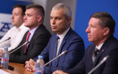 Костадинов: На трима наши депутати са предлагани стимули, за да подкрепят кабинета "Василев"
