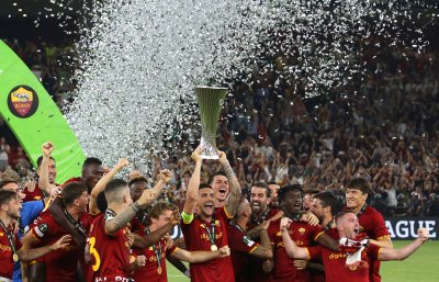 Рома зарадва най-възрастния си фен с трофея от Лигата на конференциите