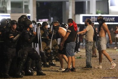 50 полицаи са ранени на протеста в Скопие срещу "френското предложение"
