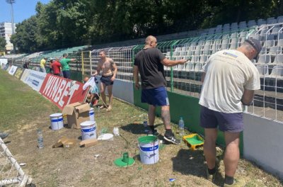 Феновете на Черно море запретнаха ръкави, за да освежат огражденията на стадион "Тича