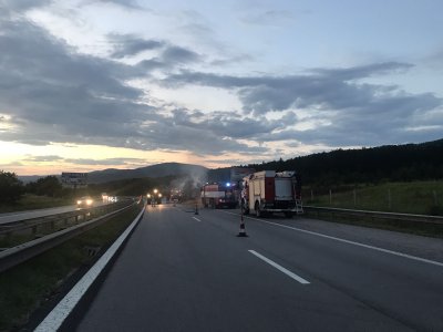 Товарен автомобил който превозва слама се запали на автомагистрала Тракия