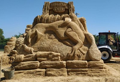 Динозаврите превземат Фестивала на пясъчните фигури в Бургас