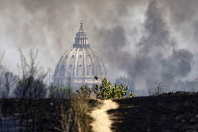 Пожар вдигна на крак службите в Рим