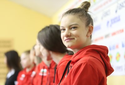 Олимпийските шампионки по художествена гимнастика с ансамбъла на България от