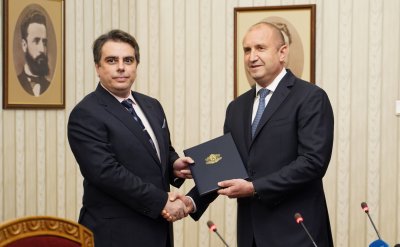 Президентът Радев връчи мандат за правителство на Асен Василев от ПП