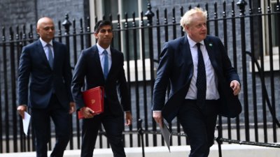 Двама британски министри подадоха оставка