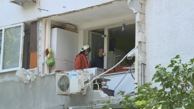 Взрив в апартамент във Варна - пострадала е възрастна жена (СНИМКИ)