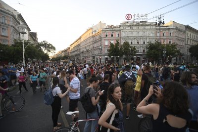 Протести в Будапеща срещу нов данъчен закон, засягащ малкия бизнес