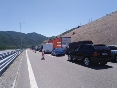 Километрично задръстване се е образувало на автомагистрала Струма при пътен