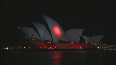 В памет на Абе: Операта в Сидни бе осветена в цветовете на японското знаме
