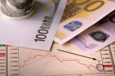 За първи път от 20 години еврото се изравни с