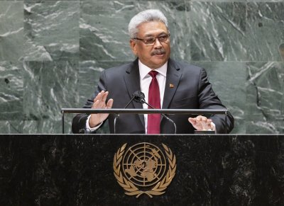Президентът на Шри Ланка напусна страната
