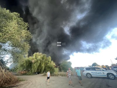 Голям пожар гори в депо за строителни отпадъци в Бургас, няма данни за обгазяване (СНИМКИ)