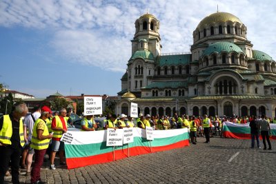 Пътните строители изпълниха заканата си и блокираха центъра на София и 20 ключови места в страната