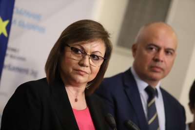 Лидерът на БСП Корнелия Нинова дава изявление пред журналисти след