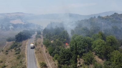 Голям пожар бушува във вилната зона на бургаското село Изворище