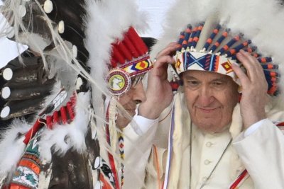 В Канада папа Франциск получи украшение с пера, традиционно за коренните жители (видео)