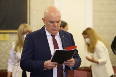 Нови спорове между главния прокурор и депутатите - Иван Гешев занесе 120 тома материали в правна комисия (ОБЗОР)