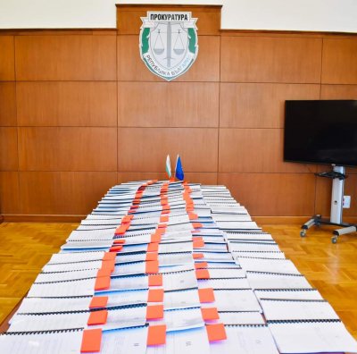 Иван Гешев носи 120 тома юридическа литература в правната комисия в НС (СНИМКИ)
