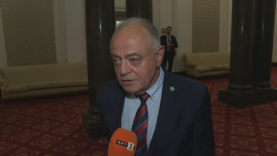 След заседание на парламентарната вътрешна комисия председателят Атанас Атанасов дава