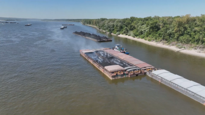 Днес ще бъдат претоварени въглищата от бедстващата баржа в Дунав, край Гюргево