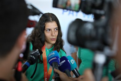 Емоционално посрещане на летище София изненада медалистите ни от Световното