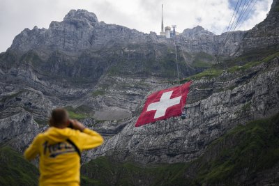 Гигантско швейцарско знаме в Алпите по повод националния празник на страната