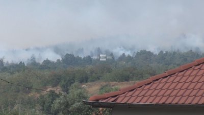 Продължава борбата с огъня между селата Левски и Елшица в