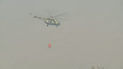 Два хеликоптера обливат с вода пожара при Елшица, няма опасност за населението